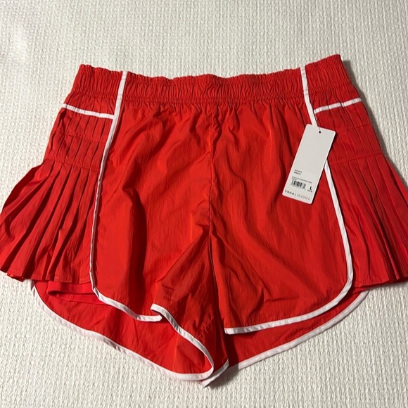Yogalicious Radiant Courtside Chic Short pleated side hibiscus red L and XL - Picture 1 of 11